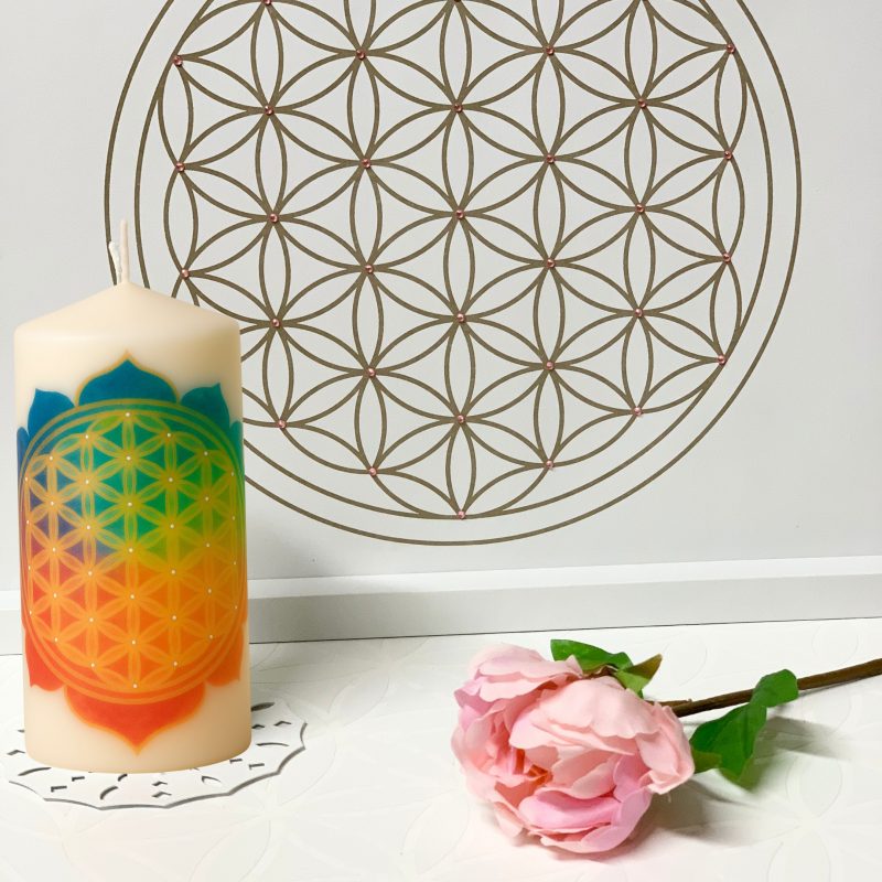 Geweihte Kerze "Verbinde Dich mit dem schützenden und universellen Licht „Flower of LIFE“– Regenbogensegen (Beige · Regenbogen)