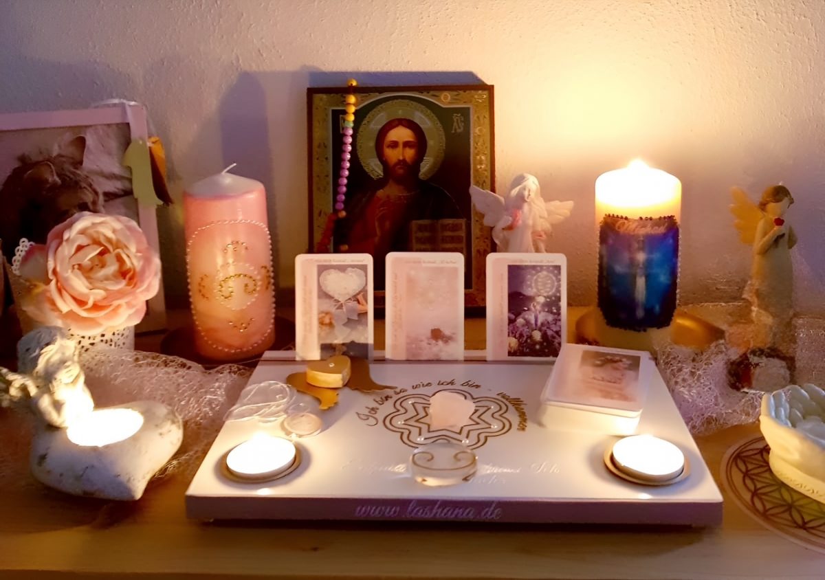 Kartenhalter-Altar – „Eröffne deinen heiligen Raum“ Ein Lichttempel für deine Seelenarbeit – Bild 5