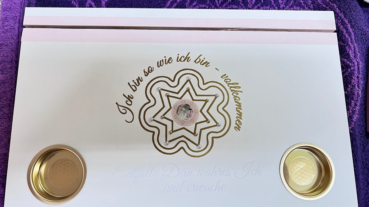 Kartenhalter-Altar – „Eröffne deinen heiligen Raum“ Ein Lichttempel für deine Seelenarbeit – Bild 4