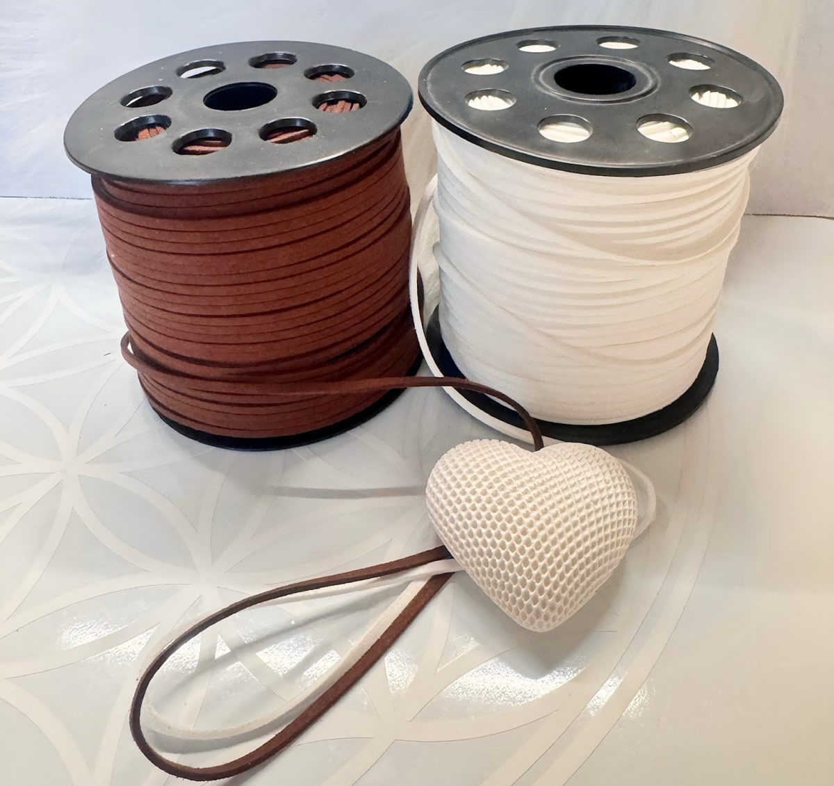 „Sacred Paws“ – Das energetische Schutz-Tierhalsband mit Seele - Programmierter Rundumschutz gegen Zecken & Flöhe, Immunsystemstärkung & Lichtsegen für dein Tier – Bild 7